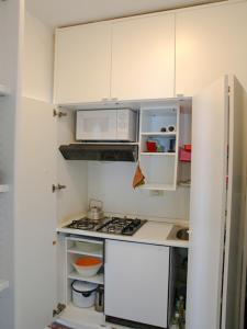 Η κουζίνα ή μικρή κουζίνα στο CASA DEI POETI LEOPARDI - Two-Room Apartment with Terrace and Partial Lake View +5 φωτογραφίες