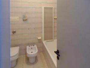 Ένα μπάνιο στο CASA DEI POETI LEOPARDI - Two-Room Apartment with Terrace and Partial Lake View