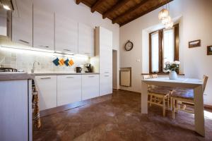 Kuchyň nebo kuchyňský kout v ubytování Amelia's House - Soggiorno nel verde tra Storia ed il Lago di Garda