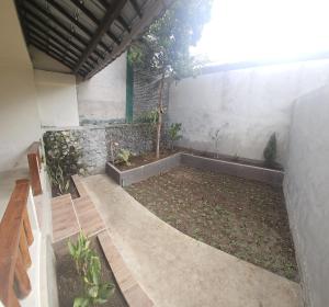 an empty courtyard with plants in a building at Rinjani Trekking Center in Senaru
