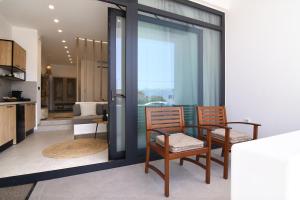 a dining room with a table and chairs in a kitchen at Gemilos Harmony in Adamas