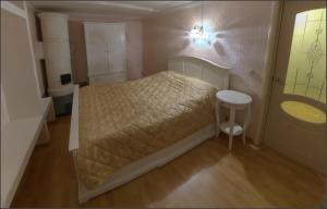 ein kleines Schlafzimmer mit einem Bett und einem Waschbecken in der Unterkunft Apartments Morskaya 31 in Sankt Petersburg