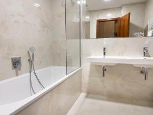 Koupelna v ubytování Hotel Cvilín + 37 fotografií