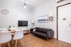 Televízia a/alebo spoločenská miestnosť v ubytovaní Fira Barcelona Apartment