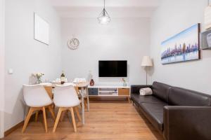Televízia a/alebo spoločenská miestnosť v ubytovaní Fira Barcelona Apartment