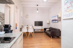 Televízia a/alebo spoločenská miestnosť v ubytovaní Fira Barcelona Apartment