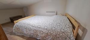 une chambre avec un grand lit dans une pièce dans l'établissement Maison de bourg, à Jumeaux