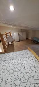 une pièce vide avec une pièce blanche avec une table dans l'établissement Maison de bourg, à Jumeaux