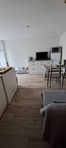 Cuisine ou kitchenette dans l'établissement Maison de bourg