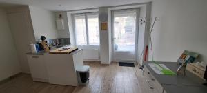 Cuisine ou kitchenette dans l'établissement Maison de bourg