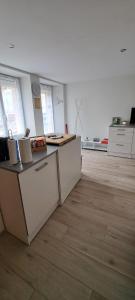 Cuisine ou kitchenette dans l'établissement Maison de bourg