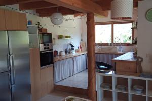 una cucina con frigorifero e piano di lavoro di Chalet cadre montagne au pied des Ecrins a Saint-Martin-de-Queyrières