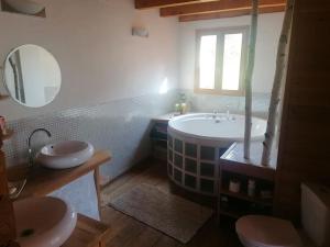 bagno con 2 lavandini, vasca e specchio di Chalet cadre montagne au pied des Ecrins a Saint-Martin-de-Queyrières Altre 15 foto