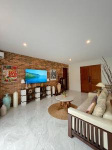 Μια τηλεόραση ή/και κέντρο ψυχαγωγίας στο Aashraya Luxury Villa by Sampai