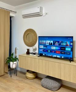 ママイア・ノルドにあるSummer Studio Mamaia Nord CKの大型薄型テレビのあるリビングルーム