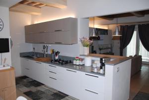 Kuchyň nebo kuchyňský kout v ubytování Residenza al Poggio degli Ulivi