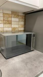 un four à micro-ondes placé dans le coin d'une pièce dans l'établissement Piso en el centro del Puerto De la Cruz, à Puerto de la Cruz