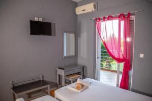 una piccola camera da letto con due letti e una finestra di Villa Pap a Preveza