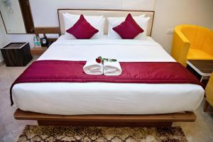 Postel nebo postele na pokoji v ubytování ZIONS AIRPORT HOTEL Bangalore