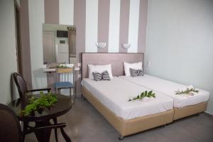 una camera da letto con un letto, un tavolo e uno specchio di Villa Pap a Preveza Altre 66 foto