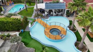 Bazén v ubytování B&B Resort El Bisagrà nebo v jeho okolí