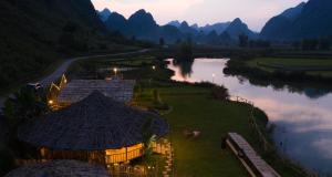a view of a river with mountains in the background at Phong Nam Station in Bản Piên