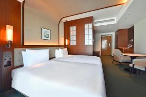 Postel nebo postele na pokoji v ubytování Marunouchi Hotel