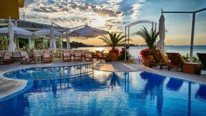 Bazén v ubytování Aphrodite Beach Hotel nebo v jeho okolí