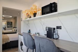 TV/trung tâm giải trí tại City view - Luxury Apartment A - Old City - Victoriei