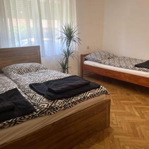 Postel nebo postele na pokoji v ubytování Leander House