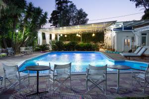 una piscina con sedie e tavoli accanto a una casa di Villa Pap a Preveza