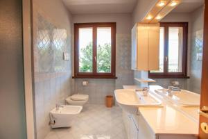 Bilik mandi di Villa Acqua Blu Gorgeous villa with ample garden +35 gambar