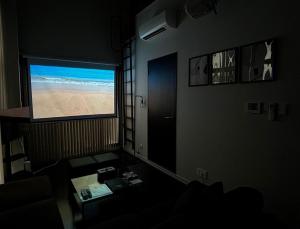 TV a/nebo společenská místnost v ubytování Neighbor's Penthouse 竹屋
