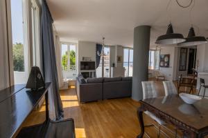 una sala de estar con un sofá y una mesa en Lepanto Phos, en Nafpaktos