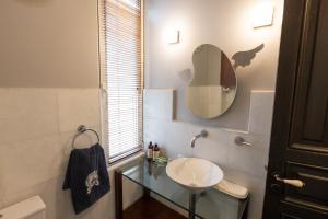 un baño con lavabo y espejo en Lepanto Phos, en Nafpaktos 37 fotos más