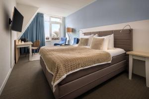 Postel nebo postele na pokoji v ubytování WestCord Hotel de Wadden