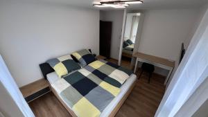 Postel nebo postele na pokoji v ubytování Room with double size bed in Kaysersberg center
