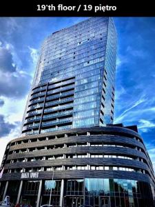 un edificio alto con molte finestre di Luksusowy apartament z widokiem, basenem i sauną Hanza Tower a Stettino