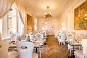een kamer met rijen stoelen en tafels met toiletten bij Hôtel Régent Contades in Straatsburg +45 foto's