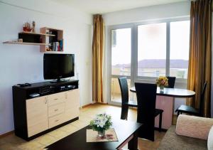 TV a/nebo společenská místnost v ubytování Dom-El Real Apartments in Sea View Complex