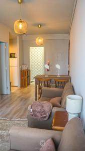 ein Wohnzimmer mit Sofa und Tisch in der Unterkunft MainStreet, VintageGroup in Espinho