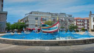 ein Boot liegt auf einem Brunnen in der Unterkunft MainStreet, VintageGroup in Espinho