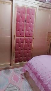 En eller flere senge i et værelse på العجمي