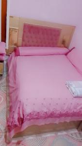 En eller flere senge i et værelse på العجمي