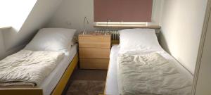 - une chambre avec 2 lits, une table de chevet et une sidx sidx sidx dans l'établissement Haus am Schlei Noor, à Maasholm