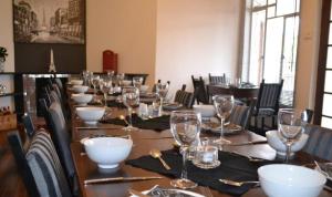 un lungo tavolo con bicchieri di vino vuoti di 7 Cities Guesthouse a Cradock