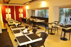 ein Restaurant mit Tischen und Stühlen in einem Raum in der Unterkunft Le Marly Hotel in Beirut