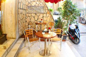 Ein Tisch und Stühle stehen vor einem Restaurant in der Unterkunft Le Marly Hotel in Beirut