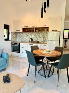 Kuchyň nebo kuchyňský kout v ubytování Harmony Garden Apartments