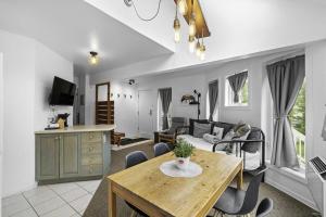 a living room with a table and a couch at Le Skieur in Mont-Tremblant